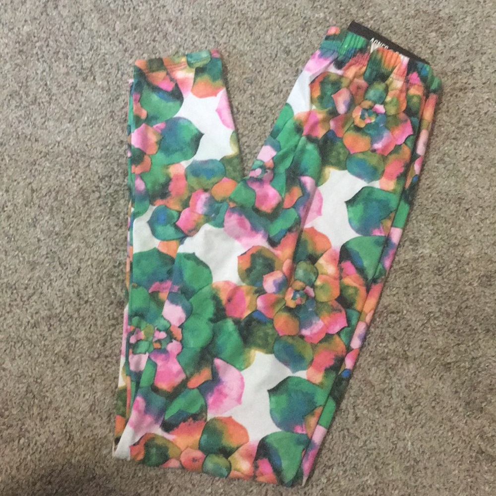 Agnes and Dora NWT Leggings Size S/M Floral Print